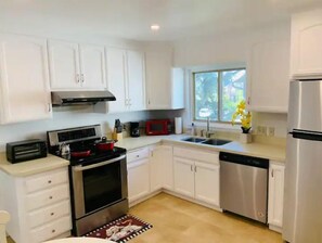 Fridge, microwave, stovetop, toaster - 1BR Guest Unit w/ AC /Free Parking/Free Laundry (Castro Valley)