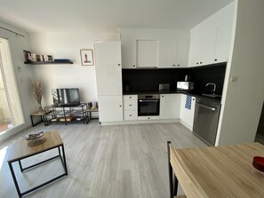 Réfrigérateur, four, lave-vaisselle, cafetière/bouilloire