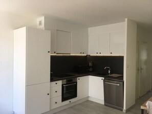 Réfrigérateur, four, lave-vaisselle, cafetière/bouilloire