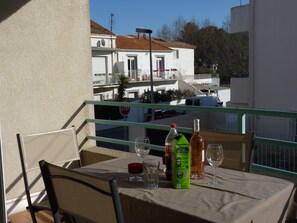 تناول الطعام بالخارج