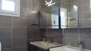 Een douche, een haardroger, toiletpapier