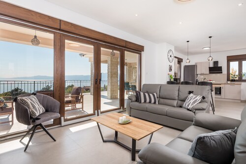 Cozy villa with amazing view from terrace, pool, close to the beach