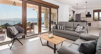 Cozy villa with amazing view from terrace, pool, close to the beach