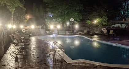 Lake George Diamond Point 3 Bed / 2 Ba two story Cabin