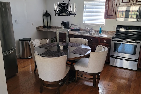 KĂŒhlschrank, Mikrowelle, Ofen, Herdplatte