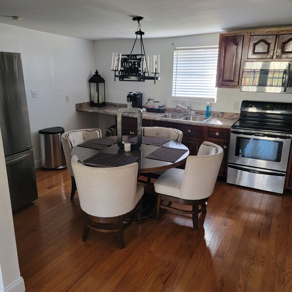 Fridge, microwave, oven, stovetop - The Charming Fairground house (Winterville)