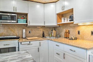 Refrigerador, microondas, cafetera y tetera y tostadora 