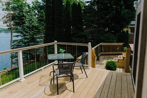 Outdoor dining - Lake Side Guest House with Hot Tub (White Cloud)