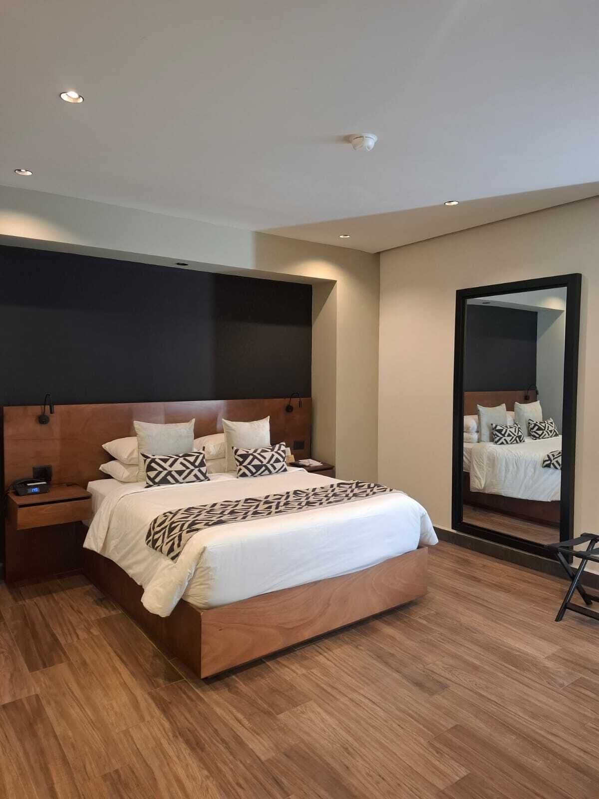 Room, 1 Queen Bed, Mobility Accessible, Non Smoking (Shower w/ Grab Bars)