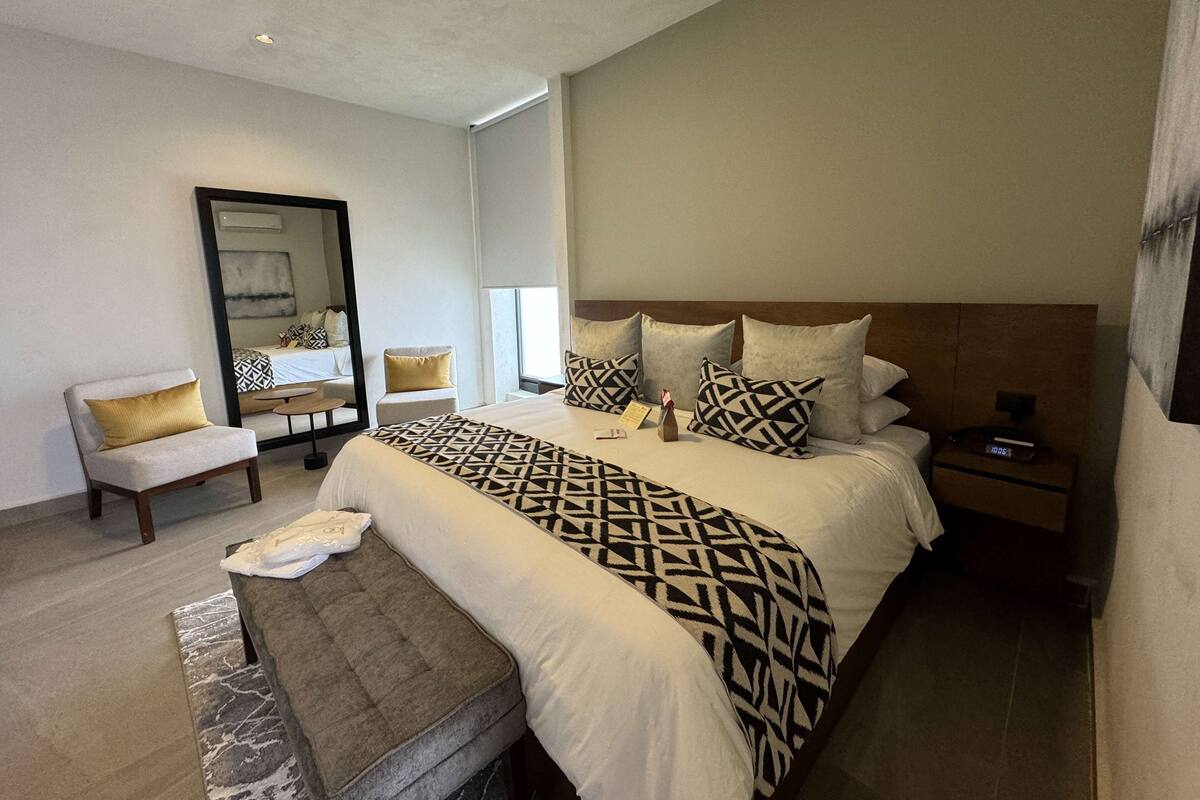 2 Bedroom Suite with 2 King Beds, One Sofa Bed, Non-Smoking | Truy cập Internet không dây miễn phí, bộ trải giường