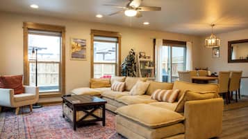 Una Smart TV, una chimenea, libros