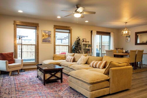 Spacious, family friendly beauty w AC & fireplace - 5 min to airport!