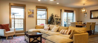 Spacious, family friendly beauty w AC & fireplace - 5 min to airport!