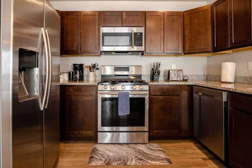 Kjøleskap, mikrobølgeovn, ovn og kokeplater