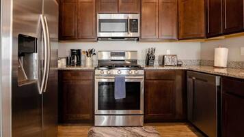 Frigorífico, microondas, horno y placa de cocina