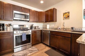 ثلاجة، ميكروويف، فرن، موقد طهي مسطح