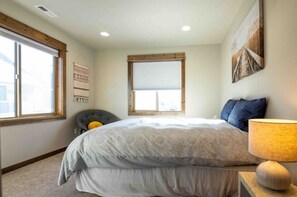 3 عدّة غرف نوم ومكتب ومكواة/لوح كي وسرير سفر