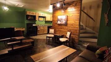 Télévision, cheminée, table de tennis de table