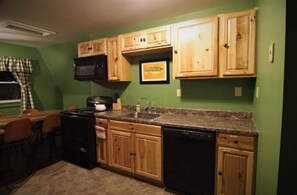 Fridge, microwave, oven, stovetop - Lake George Chalet - The Pines Chickadee #29 (Lake George)