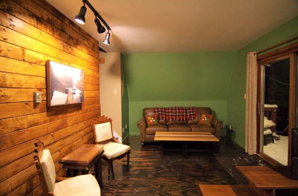 Télévision, cheminée, table de tennis de table