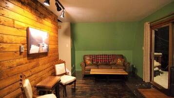 Télévision, cheminée, table de tennis de table