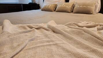 2 habitaciones, escritorio, tabla de planchar con plancha y wifi