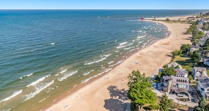 Delightful Private Wooded Setting Stunning Harbor Views, Private Beach Access, Tennis
