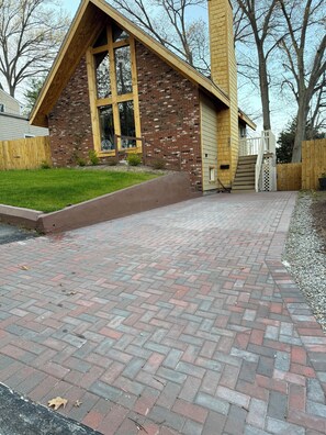 Property grounds - Chalet on the Hill 5 minutes from downtown (Pawtucket)