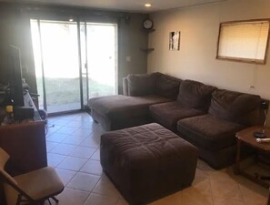 Smart TV, chimenea, futbolito y libros 