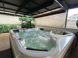 Bain à remous extérieur