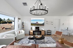 TV, fireplace, stereo - Lovely 5-STAR gem by trails, views, hot tub, games. Hikes and restaurants close. (Sedona)