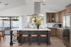 Fridge, microwave, oven, stovetop - Lovely 5-STAR gem by trails, views, hot tub, games. Hikes and restaurants close. (Sedona)