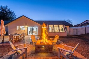 Terrace/patio - Lovely 5-STAR gem by trails, views, hot tub, games. Hikes and restaurants close. (Sedona)