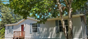 Spacious Higden Retreat <1M from Sugar Loaf Marina