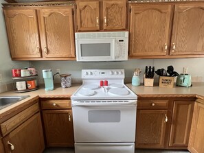 冰箱、微波炉、烤箱、炉灶