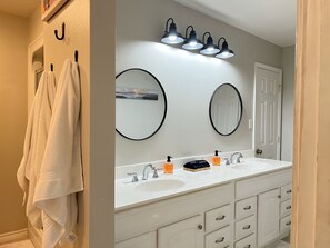 Shower, jetted bath, hair dryer, towels