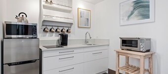 Steps to Beach & Town! Ocean Views! Ideal Studio! 