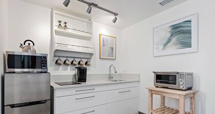 Steps to Beach & Town! Ocean Views! Ideal Studio!