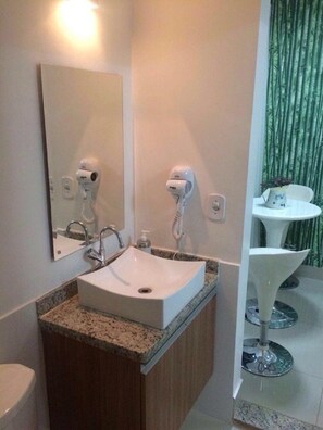 Toallas, jabón, papel de baño 