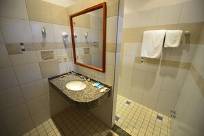 Standardzimmer | Badezimmer | Dusche, kostenlose Toilettenartikel, Haartrockner, Handtücher