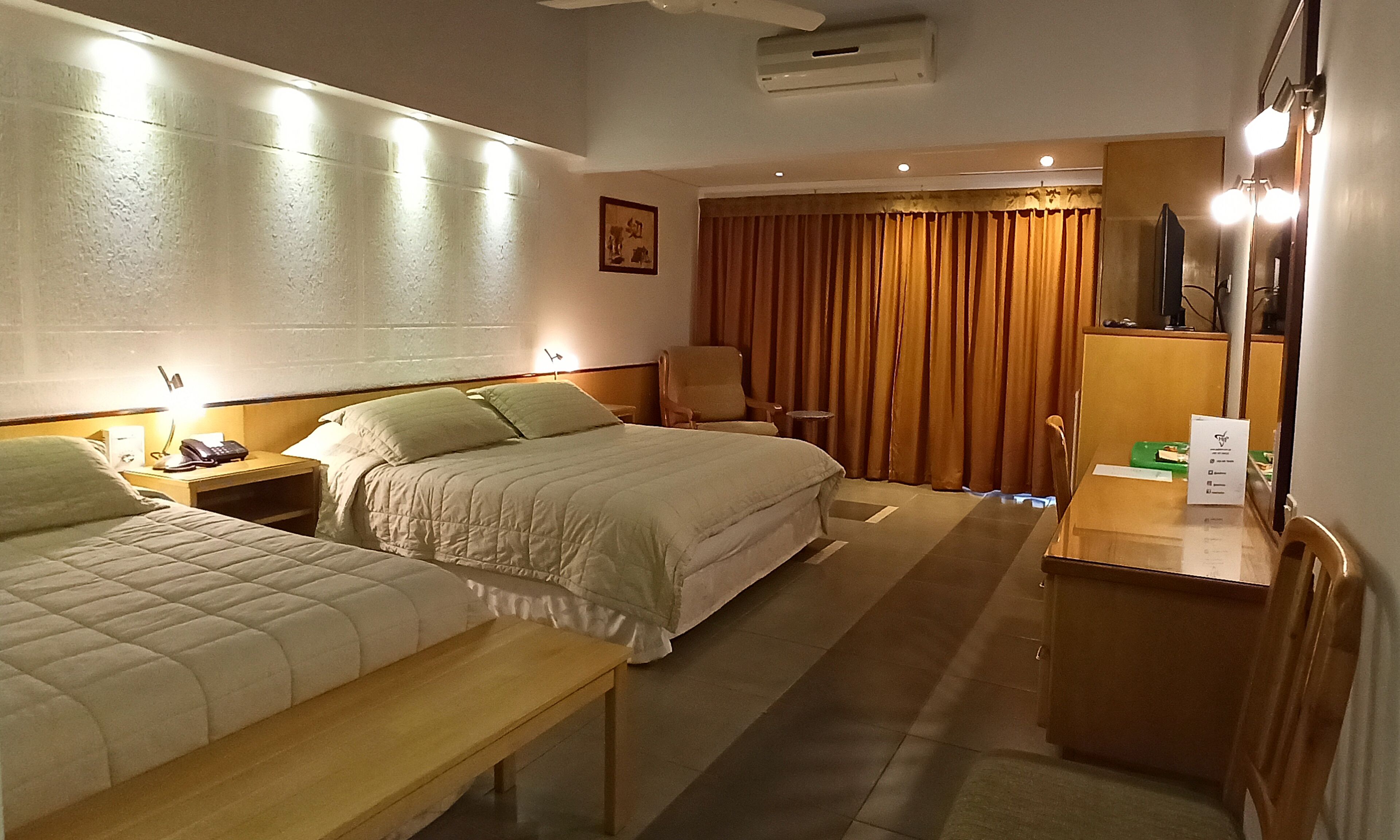 Habitación superior | Minibar, decoración personalizada, muebles diferentes y escritorio 