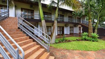 Minibar, decoración personalizada, muebles diferentes y escritorio