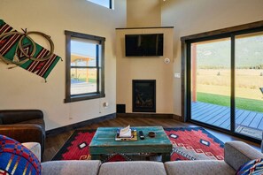 Smart TV, fireplace