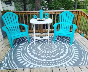 Outdoor dining - Lake Front Sleeps 4. Close to Waterfalls, Parks, Golf, Fishing & Dog Friendly.  (Crossville)