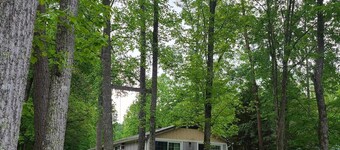 Lake Front Sleeps 4. Close to Waterfalls, Parks, Golf, Fishing & Dog Friendly. 