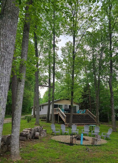 Lake Front Sleeps 4. Close to Waterfalls, Parks, Golf, Fishing & Dog Friendly. 