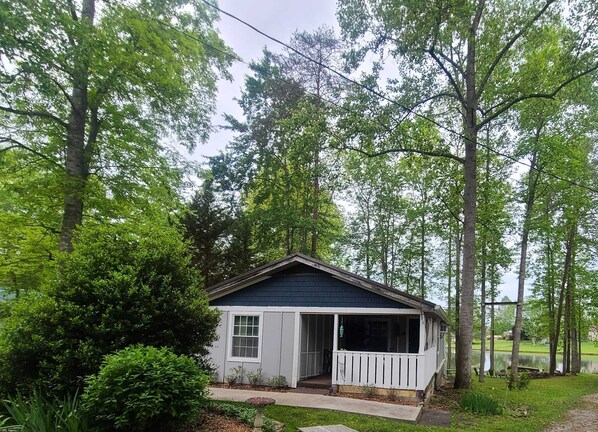 Exterior - Lake Front Sleeps 4. Close to Waterfalls, Parks, Golf, Fishing & Dog Friendly.  (Crossville)