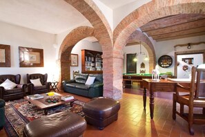 Télévision, cheminée, table de tennis de table