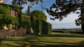 A stone building with ivy-covered walls and a grassy lawn. - Villa Montelisi, With The most Unique View On Siena (6km) (Siena)