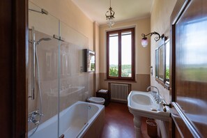 Shower, hair dryer, bidet, towels - Villa Larniano, Panoramic With  Private Pool And Vineyard (Siena)